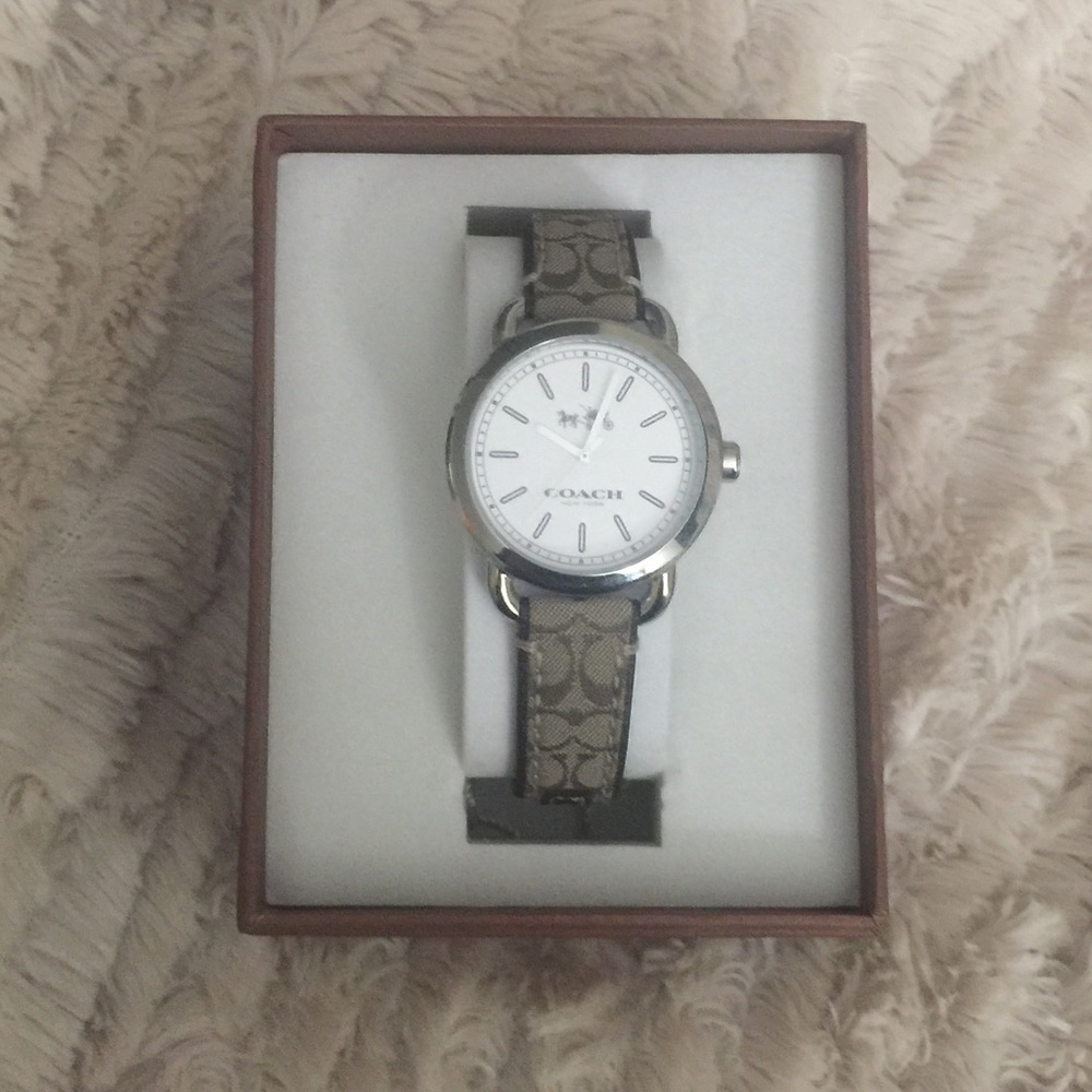 PRICE DROP 🔥 SALE!🔥NWT Signature Coach Watch 💕